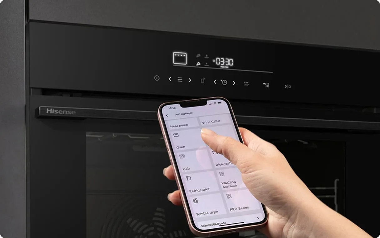 Dłoń trzymająca smartfona z włączoną aplikacją Connect Life do zarządzania urządzeniami Hisense – w tle piekarnik