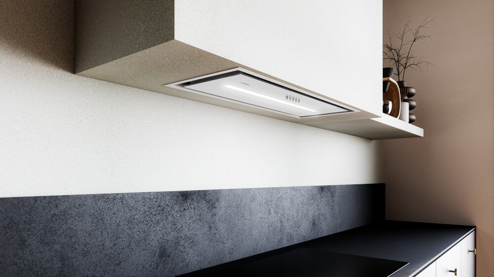 OKAP LANILIA SELETIO 80.1 WHITE Stylowa kuchnia z zabudowanym, białym okapem sufitowym LANILIA nad czarną płytą grzejną, tworząca minimalistyczną, elegancką linię zabudowy z kontrastowym, ciemnym blatem i panelem ściennym