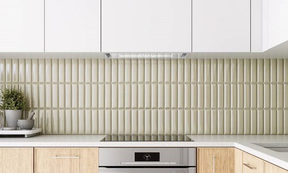 OKAP LANILIA SELETIO 80.1 WHITE Jasna, minimalistyczna kuchnia z białą zabudową górną, drewnianymi dolnymi szafkami i płytą indukcyjną pod zintegrowanym okapem, na tle dekoracyjnych, pionowo ułożonych, kremowych płytek ściennych cichy okap 44 dB cicha kuchnia komfort gotowania niski poziom hałasu