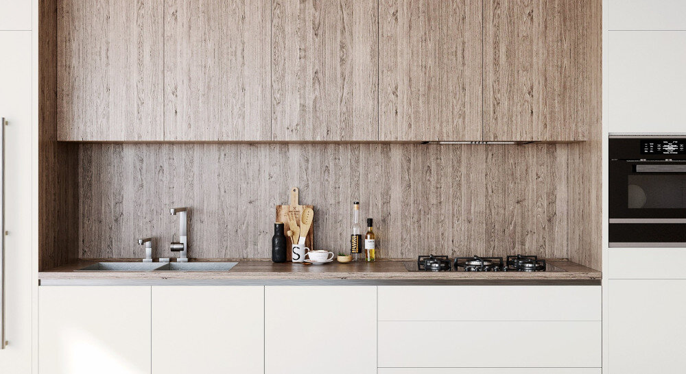 OKAP LANILIA SELETIO 80.1 WHITE Jasna, minimalistyczna kuchnia z białą zabudową górną, drewnianymi dolnymi szafkami i płytą indukcyjną pod zintegrowanym okapem, na tle dekoracyjnych, pionowo ułożonych, kremowych płytek ściennych cichy okap 44 dB cicha kuchnia komfort gotowania niski poziom hałasu