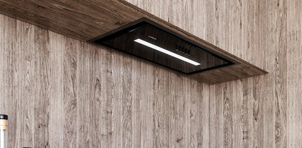 OKAP LANILIA SELETIO 80.1 WHITE Zintegrowany okap podszafkowy w białej zabudowie kuchennej, z długim, wbudowanym paskiem LED i panelem sterowania pośrodku, zamontowany nad ścianą wykończoną kremowymi, pionowymi płytkami o połyskującej powierzchni oświetlenie LED energooszczędne LED jasne światło nad kuchenką