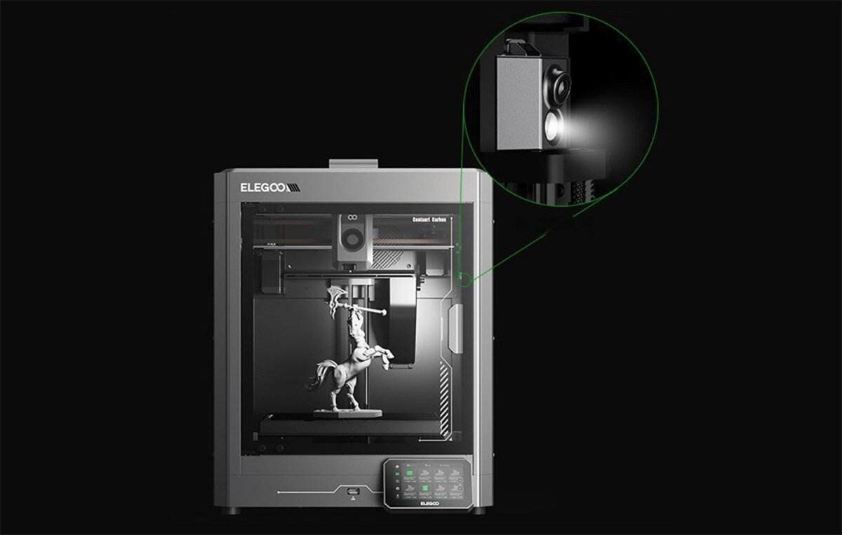 Drukarka 3D Elegoo Centauri Carbon drukująca figurkę z powiększeniem kamery i światła wewnątrz obudowy