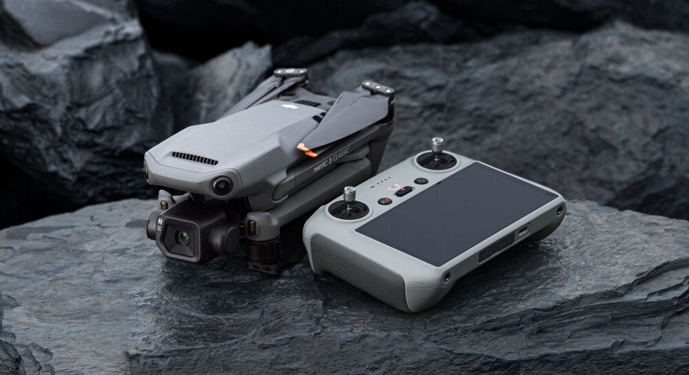 Dron DJI Mavic 3 Classic bateria lot sterowanie akrobacje czas lotu zasięg funkcje lądowanie kamera rozdzielczość filmy zdjęcia nagrywanie jakość ładowanie aplikacja przesył pilot śmigła stabilizacja fotografia waga wymiary konstrukcja obudowa korpus ramiona silnik