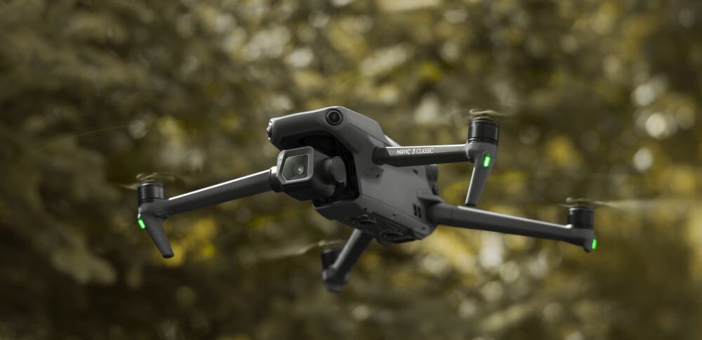 Dron DJI Mavic 3 Classic bateria lot sterowanie akrobacje czas lotu zasięg funkcje lądowanie kamera rozdzielczość filmy zdjęcia nagrywanie jakość ładowanie aplikacja przesył pilot śmigła stabilizacja fotografia waga wymiary konstrukcja obudowa korpus ramiona silnik