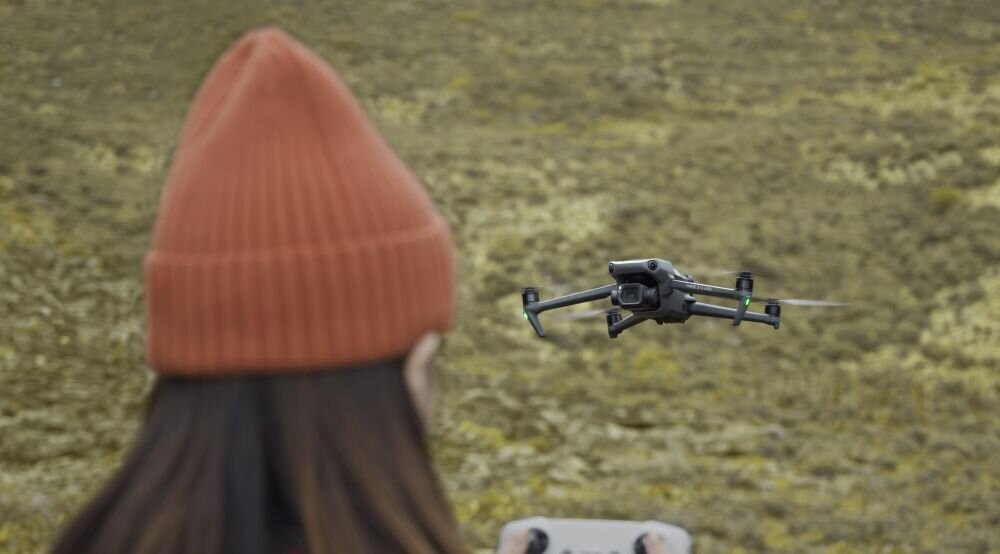 Dron DJI Mavic 3 Classic bateria lot sterowanie akrobacje czas lotu zasięg funkcje lądowanie kamera rozdzielczość filmy zdjęcia nagrywanie jakość ładowanie aplikacja przesył pilot śmigła stabilizacja fotografia waga wymiary konstrukcja obudowa korpus ramiona silnik