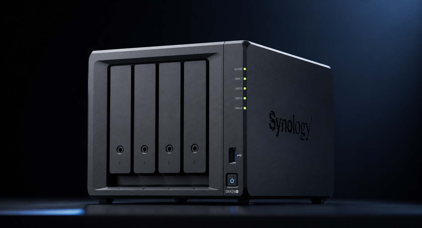 SYNOLOGY DS425+ na ciemnym tle.