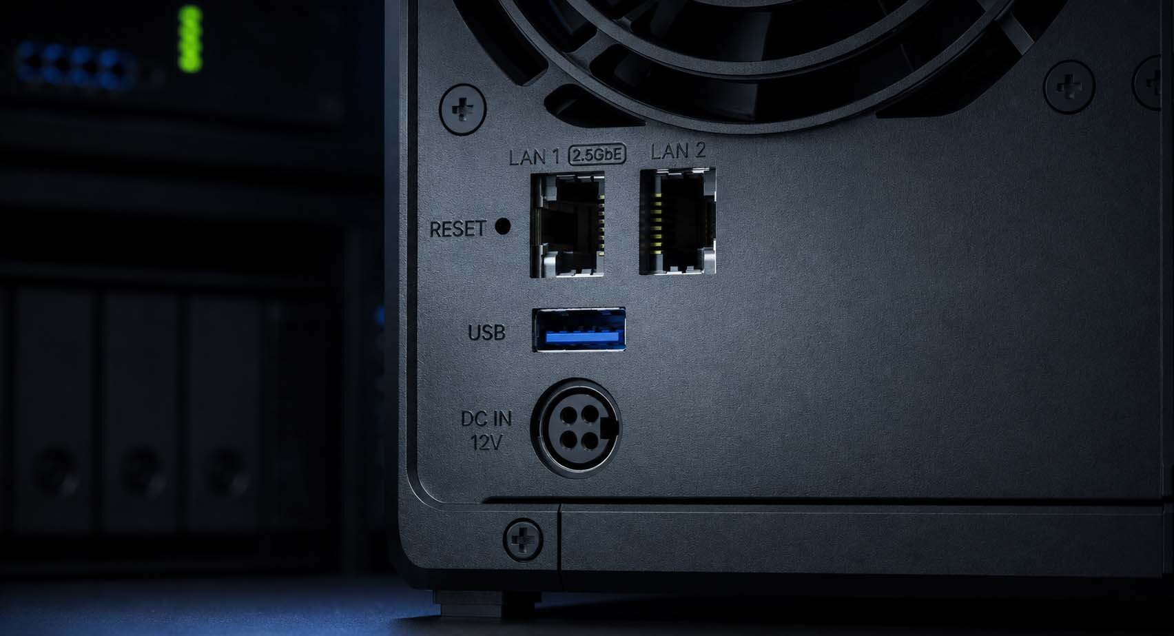 SYNOLOGY DS425+ - przybliżenie na miejsce na złącza.