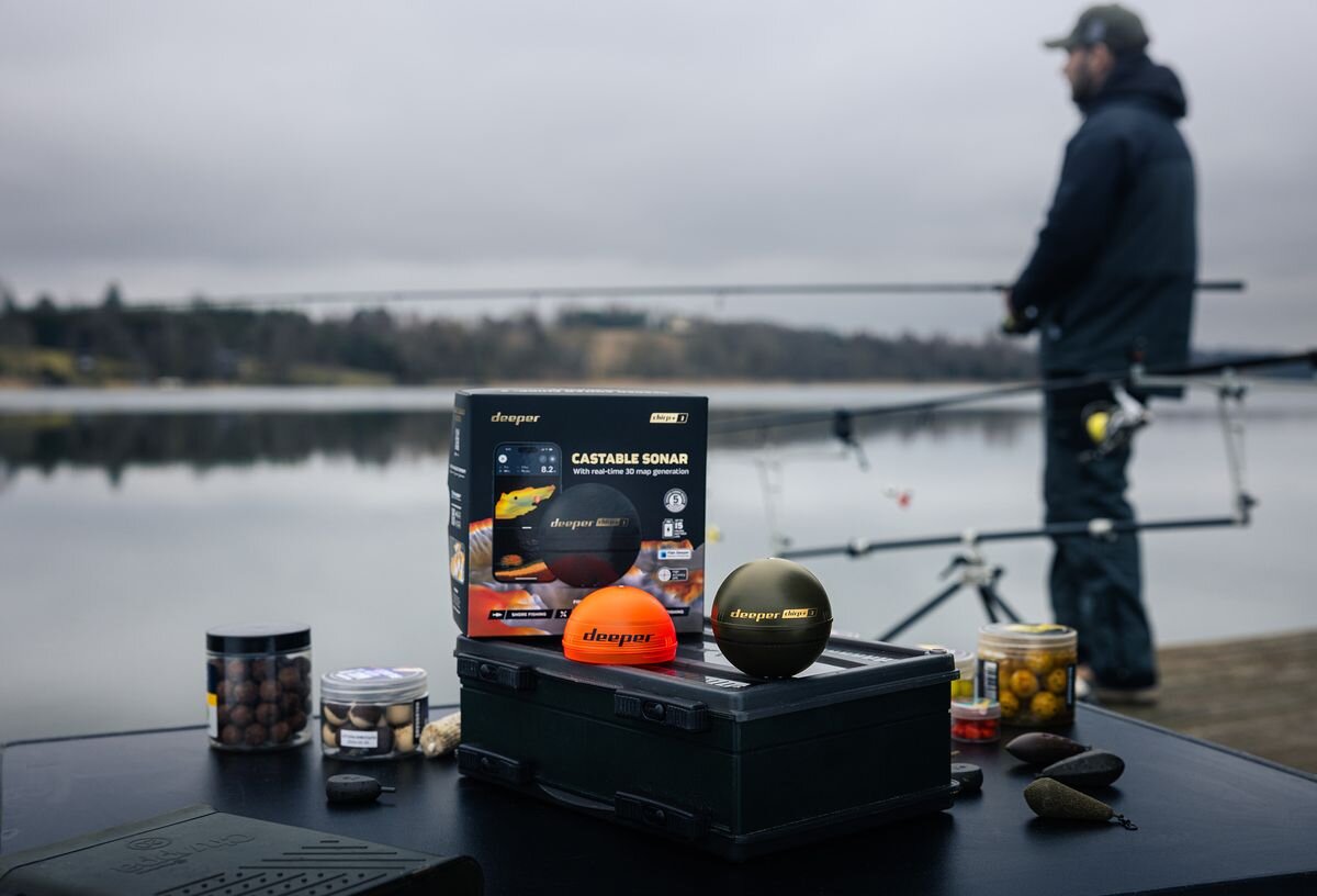 Echosonda wędkarska DEEPER CHIRP+ 3, echosonda, ryby, sonar, wędkowanie, w tle mężczyzna wędkuje, na pierwszym planie zestaw echodosondy