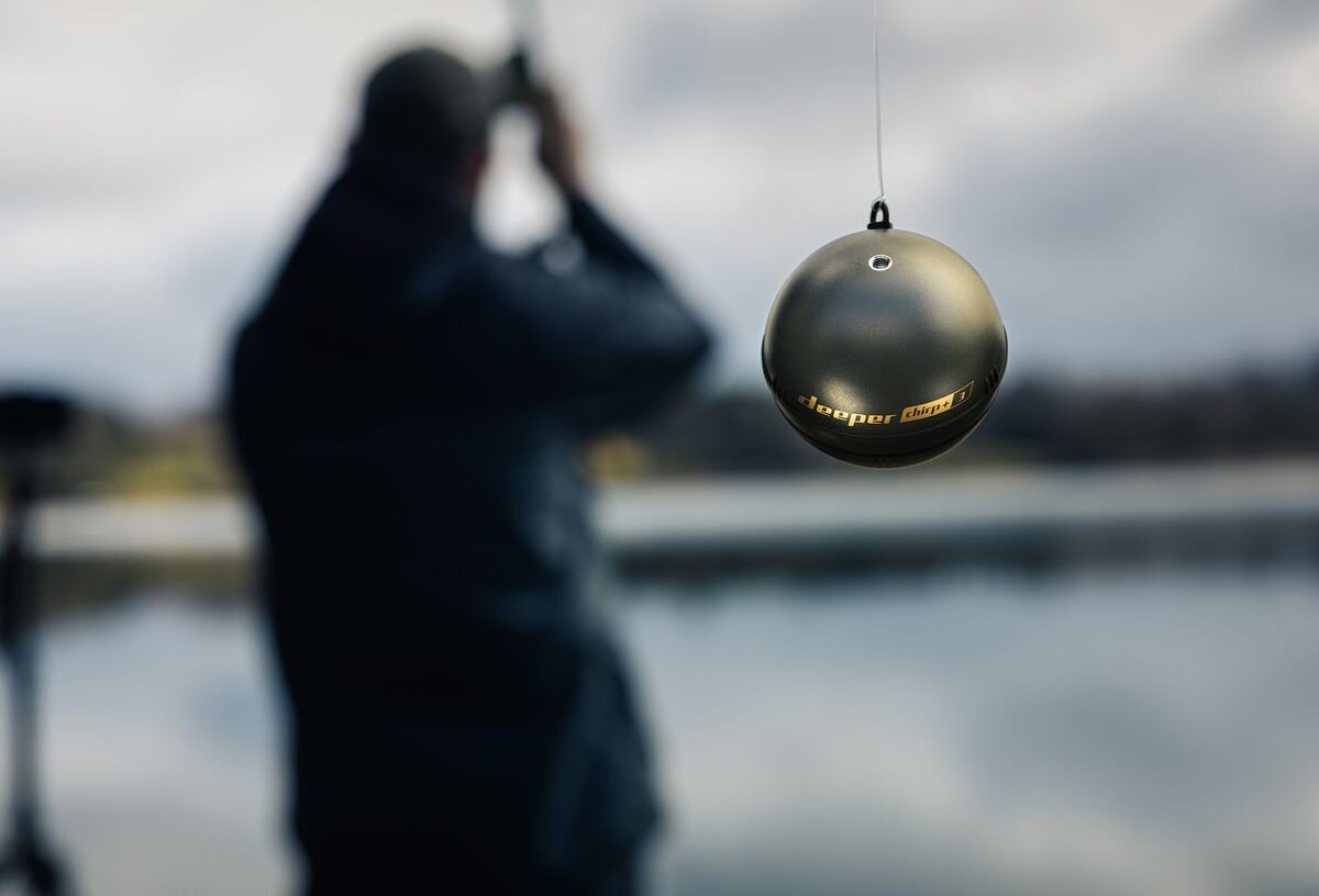 Echosonda wędkarska DEEPER CHIRP+ 3, 7°, separacja, celność, głębokości, mężczyzna zarzuca echosondę wędką do jeziora