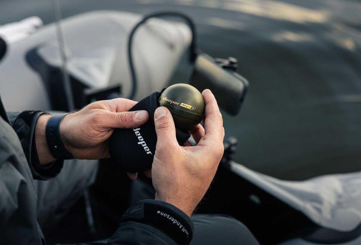 Echosonda wędkarska DEEPER CHIRP+ 3, 15h, akumulator, ładowanie, wyprawy, na czarnym tle pływa echosonda w wodzie