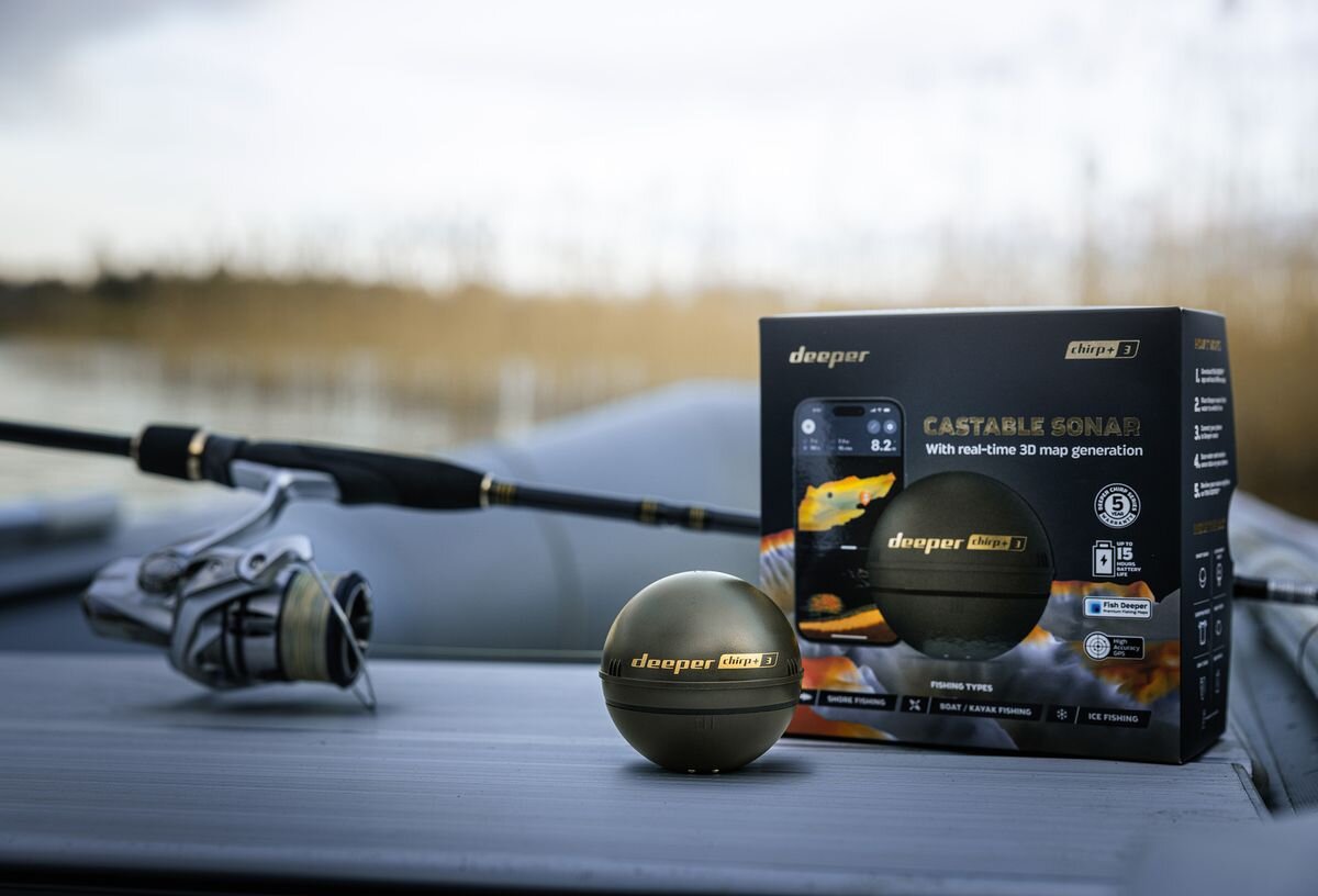 Echosonda wędkarska DEEPER CHIRP+ 3, 120m, aplikacja, sterowanie, smartfon, echosonda wraz z opakowaniem na pontonie, w tle jezioro