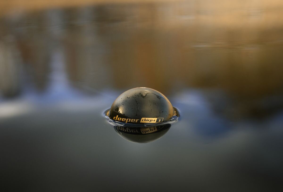 Echosonda wędkarska DEEPER CHIRP+ 3, GNSS, mapy3D, hotspoty, batymetria, echosonda do połowy zanurzona w wodzie jeziora