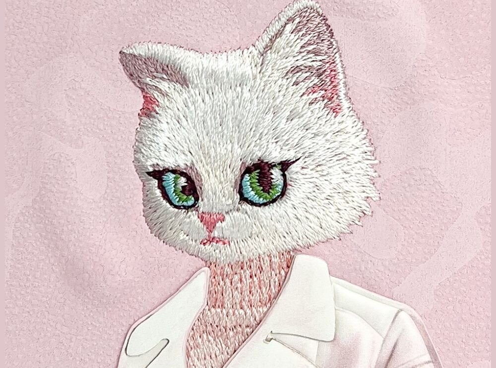 Etui NIMMY Magnetic Fashion Cute Pet MagSafe do Apple iPhone 16 etui na bialym tle kot, haftowany wzor, dodatek, prestiz