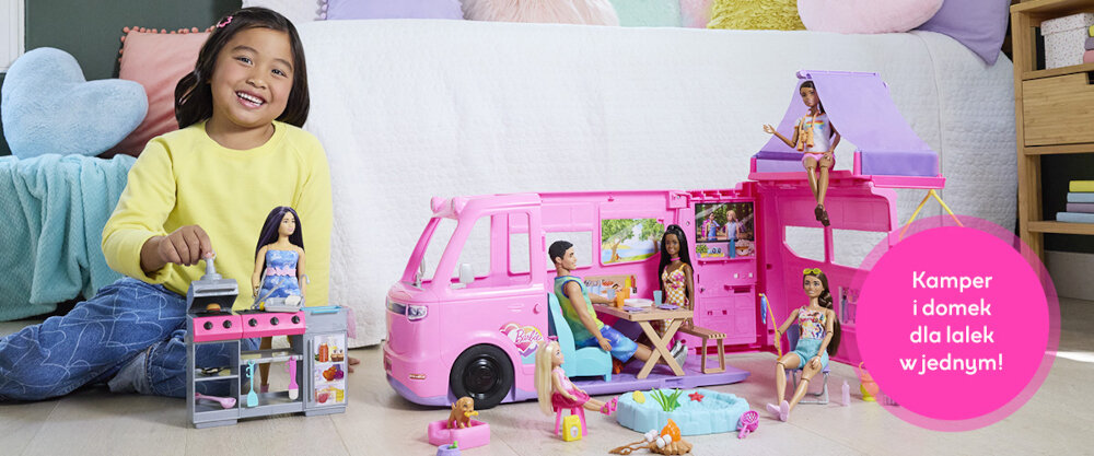 Dziewczynka bawiąca się zestawem Barbie Dream Besties, obok widoczny jest napis 'Kamper i domek dla lalek w jednym!'.