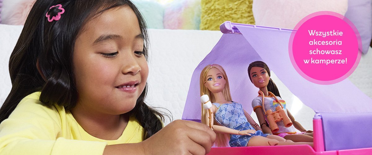 Dziecko bawi się lalkami Barbie w różowym kamperze z otwartym dachem. Na obrazie widoczny jest tekst: \'Wszystkie akcesoria schowasz w kamperze!\'.