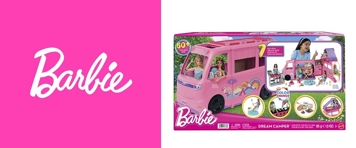 Po lewej stronie widoczne jest różowe logo \'Barbie\' na różowym tle. Po prawej stronie znajduje się opakowanie zabawki \'Dream Camper\', przedstawiające różowy kamper z postaciami w środku oraz różne funkcje zabawki w okrągłych ramkach.