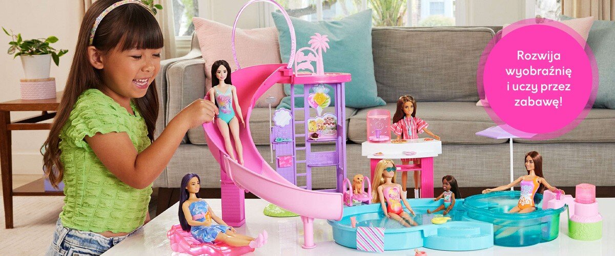 Dziewczynka bawiąca się zestawem Barbie Basen marzeń. Obok widnieje napis 'Rozwija wyobraźnię i uczy przez zabawę!'.
