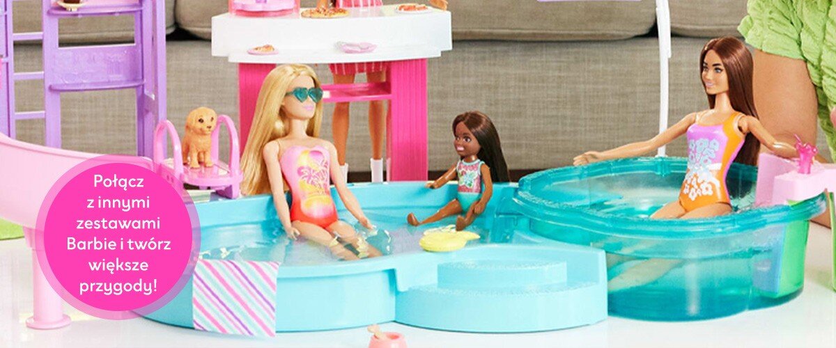 Lalki siedzące w basenie, obok widnieje napis 'Połącz z innymi zestawami Barbie i twórz większe przygody!'.