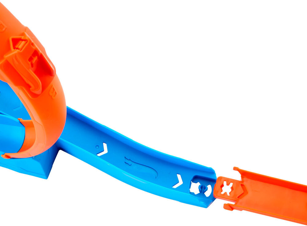 Tor Hot Wheels Track Creator Trzy pętle JDW39  Zbliżenie na niebieską wyrzutnię samochodzików zamontowaną na torze Hot Wheels, umieszczoną wewnątrz pomarańczowej pętli.