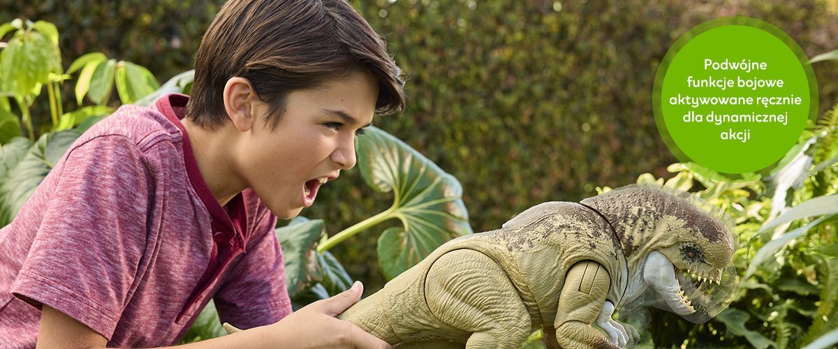 Dziecko trzyma figurkę dinozaura na tle roślinności. Na zielonym okręgu widnieje tekst: \'Podwójne funkcje bojowe aktywowane ręcznie dla dynamicznej akcji\'.