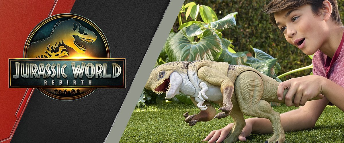 Po lewej stronie widoczne jest logo z napisem \'JURASSIC WORLD REBIRTH\'. Po prawej stronie dziecko bawi się figurką dinozaura na trawie, w tle rośliny.