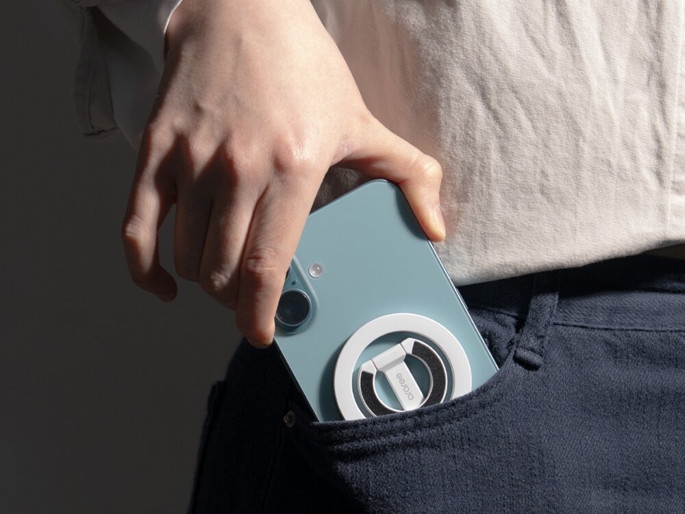 Uchwyt i podstawka ARAREE do telefonu A-Ring MagSafe
            uchwyt przymocowany do telefonu w dłoni podczas wkładania do kieszeni
            smukły profil niewyczuwalny w kieszeni cienka budowa solidne wsparcie stabilność płaska konstrukcja