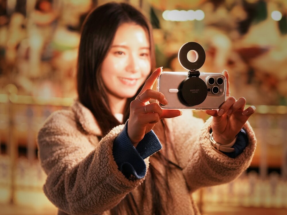 Lampa LED ARAREE Magfie Light MagSafe
            lampa zamontowana na telefonie z włączonym oświetleniem podczas robienia selfie
