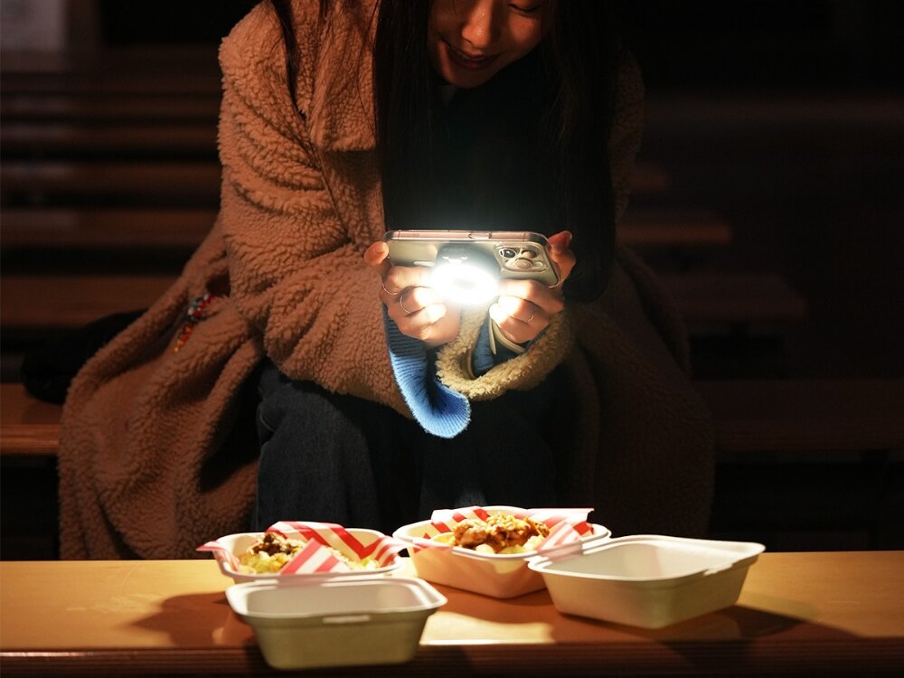 Lampa LED ARAREE Magfie Light MagSafe
            lampa zamontowana na telefonie z włączonym oświetleniem podczas robienia zdjęcia
            różne poziomy jasności zmiana natężenia światła słabe mocne oświetlenie komfort użytkowania