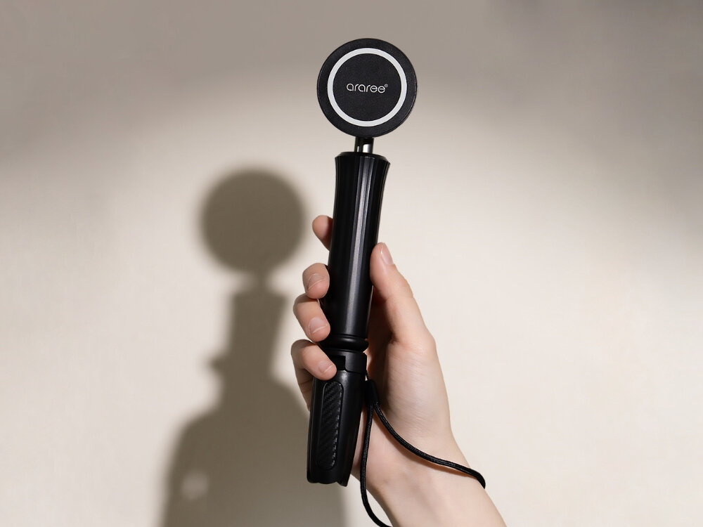 Uchwyt selfie ARAREE Magfie Pod Lite MagSafe
            uchwyt z telefonem przymocowany do blatu kuchennego