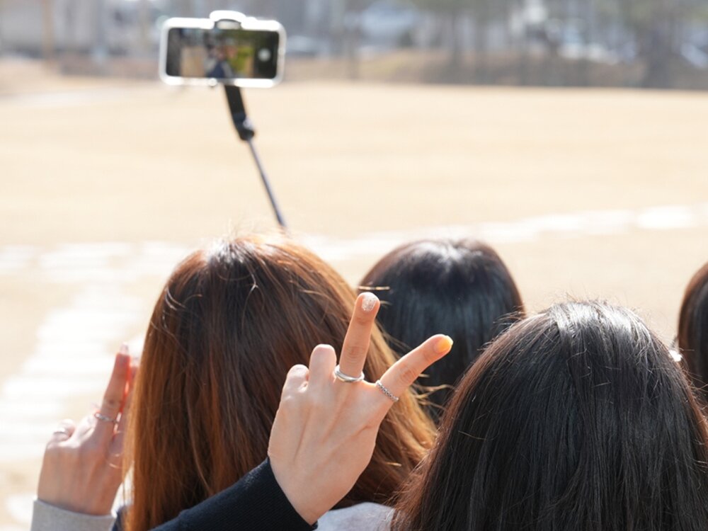 Gimbal ARAREE Selfie Pod Gimbal 1X
            gimbal podczas robienia zdjecia w trybie selfie sticka
            lekka kompaktowa budowa zmieści się w torbie kieszeni narzędzie do robienia selfie zdjęcia grupowe nagrywanie filmów