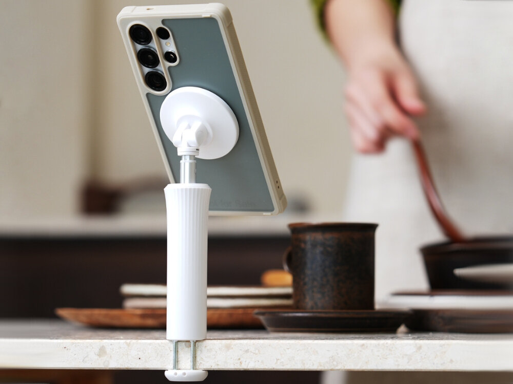 Uchwyt selfie ARAREE Magfie Pod Lite MagSafe
            uchwyt z telefonem przymocowany do blatu kuchennego