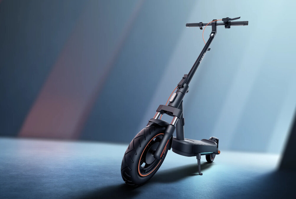 Hulajnoga elektryczna XIAOMI Scooter 5 Max 60km 400W 10 cali Czarny hulajnoga na ciemnym tle widoczna od przodu pod skosem styl stabilność wygoda innowacje zarządzanie ochrona