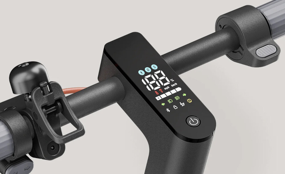 Hulajnoga elektryczna XIAOMI Scooter 5 Max 60km 400W 10 cali Czarny zbliżenie na kierownicę podświetlony wyświetlacz zdjęcie na szarym tle kierownica o wysokości 127,2 cm podróżowanie w wyprostowanej pozycji ciała intuicyjny wyświetlacz LCD kontrolowanie i sprawdzanie wszelkich informacji o stanie hulajnogi