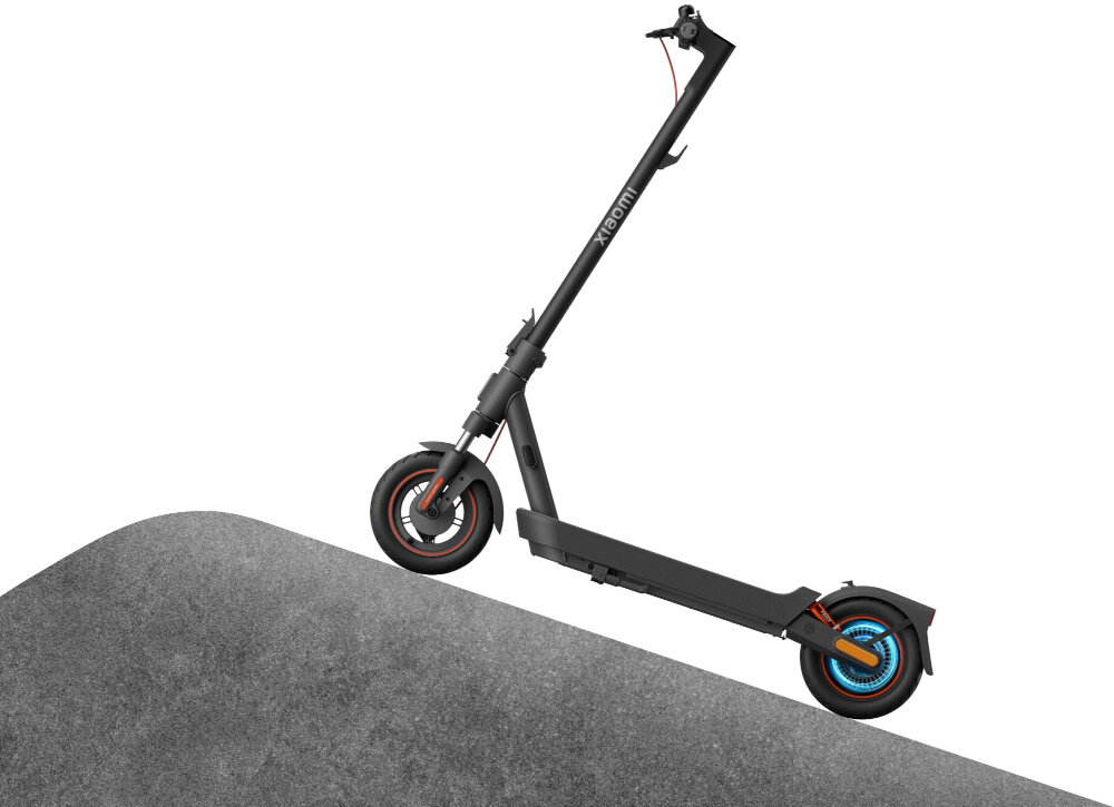 Hulajnoga elektryczna XIAOMI Scooter 5 Max 60km 400W 10 cali Czarny hulajnoga widoczna z boku stoi na górce zdjęcie na białym tle silnik o mocy 400 W cicha praca płynna kontrola prędkości wzniesienia o nachyleniu do 22%