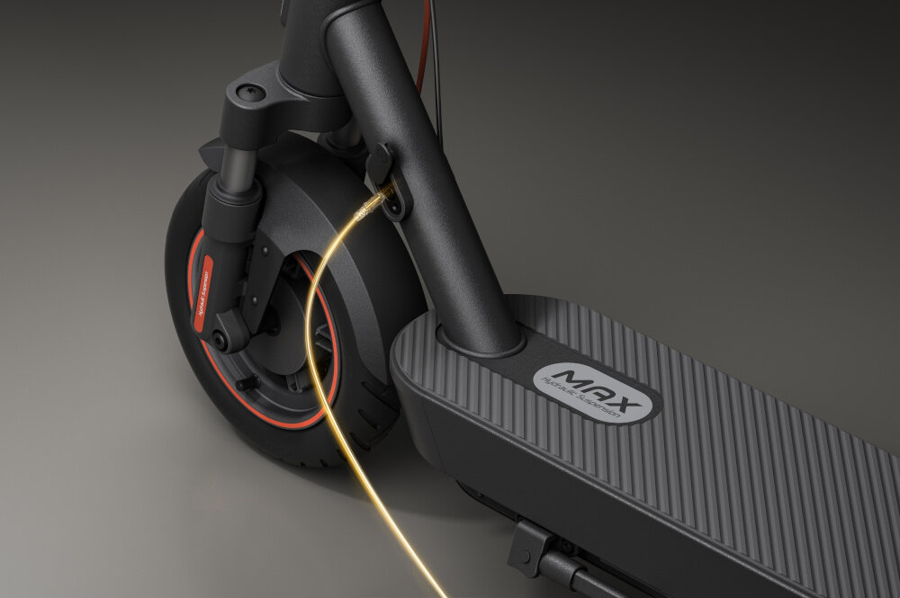 Hulajnoga elektryczna XIAOMI Scooter 5 Max 60km 400W 10 cali Czarny zbliżenie na podest podświetlony kabel ładowania wydajna bateria litowo-jonowa 10,2 Ah 477 Wh / 48 V zasięg do 60 km czas ładowania około 9 godzin maksymalna prędkość do 20 km/h