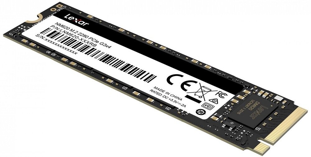 Na obrazie widoczny jest dysk SSD z oznaczeniem Lexar NM620 M.2 2280 PCIe Gen3x4. Na etykiecie znajdują się informacje o produkcie, w tym numer seryjny i miejsce produkcji: Made in China.