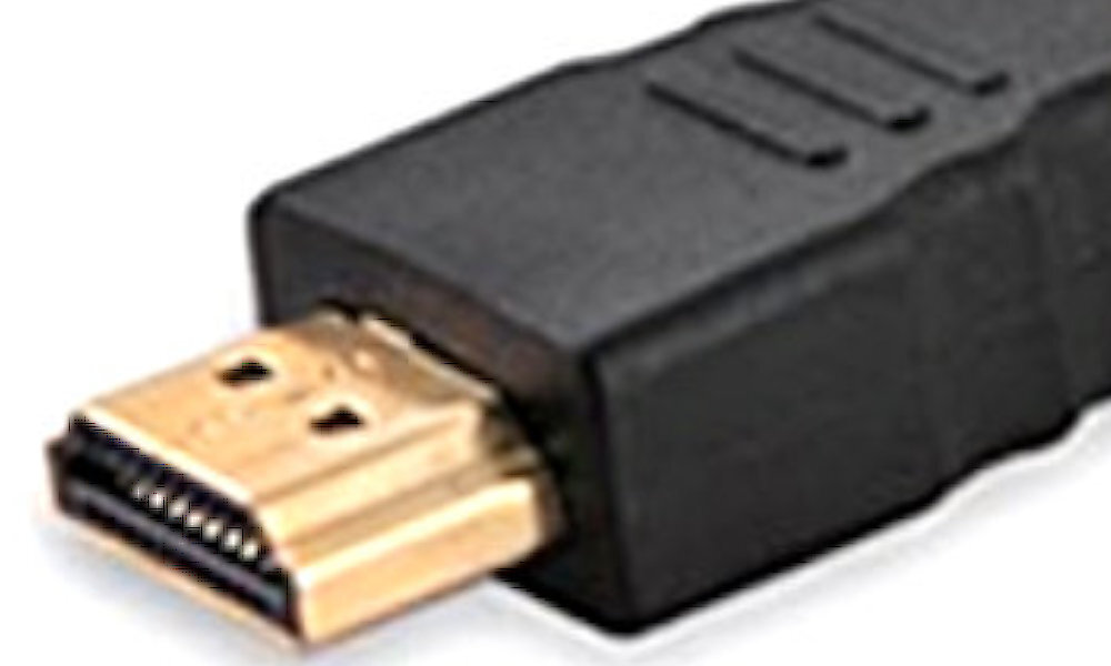 Zbliżenie na czarny kabel z końcówką HDMI w kolorze złotym.