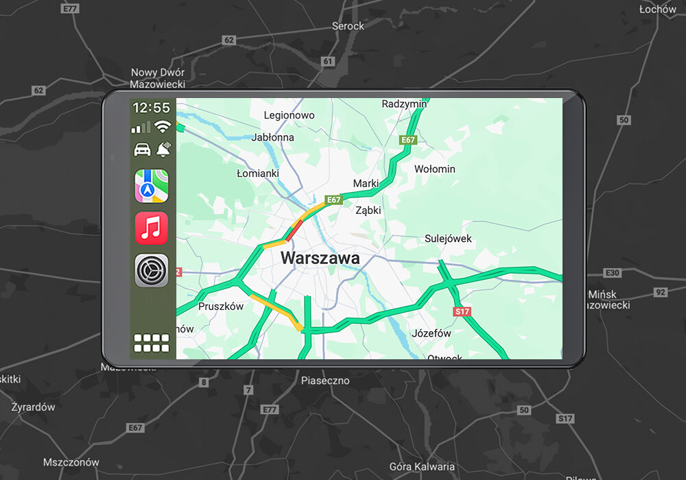 Obraz przedstawia ekran urządzenia z mapą Warszawy, na której widoczne są drogi oznaczone kolorami wskazującymi na natężenie ruchu. Po lewej stronie ekranu znajdują się ikony aplikacji oraz godzina 12:55.