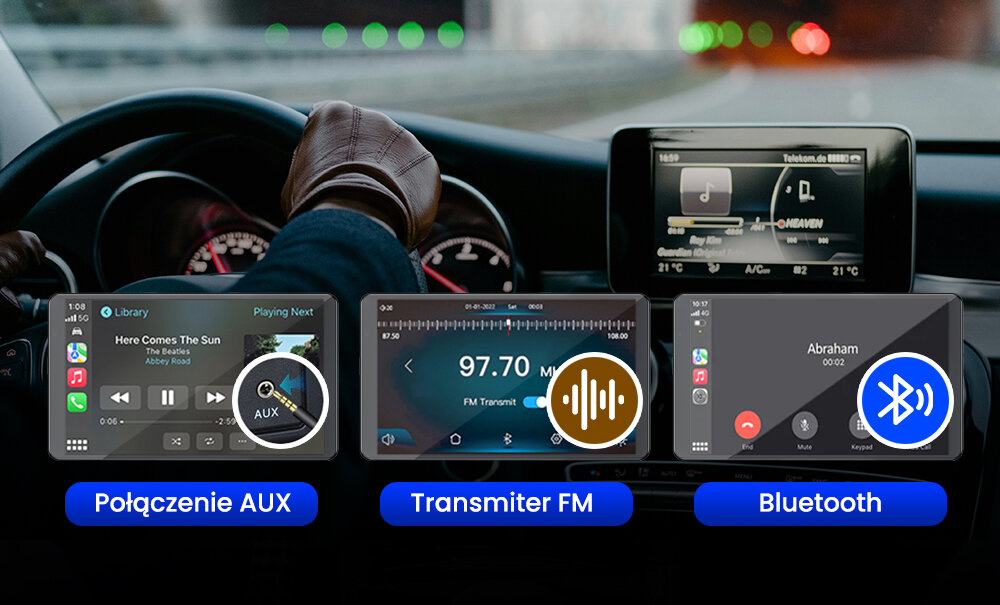 Obraz przedstawia wnętrze samochodu z widocznym ekranem multimedialnym, na którym wyświetlane są różne funkcje: Połączenie AUX, Transmiter FM i Bluetooth. Na ekranie widoczny jest tekst \'Here Comes The Sun\', \'97.70 FM\' oraz \'Abraham\'.
