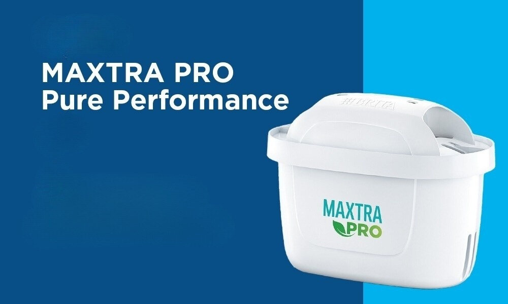 Wkład filtrujący BRITA Maxtra Pro Pure Performance (3 szt.) granatowo niebieskie tło biały filtr napis nazwa Czysta woda