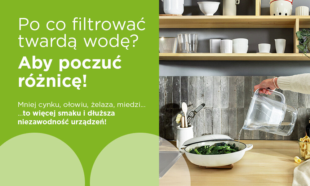 Wkład filtrujący BRITA Maxtra Pro Pure Performance (3 szt.) zielone tło osoba trzyma w ręku dzbanek filtrujący i wlewa wodę do naczynia twarda woda Perełki wymiennika jonowego ołów i miedź bezpieczna przyjazna dla zdrowia dla Twojego domu