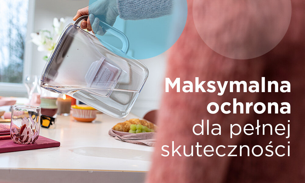 Wkład filtrujący BRITA Maxtra Pro Pure Performance (3 szt.) osoba trzyma w reku dzbanek filtrujący i wlewa wodę do szklanki drobne zanieczyszczenia piasek rdza dodatkowa siatka filtrująca skuteczna ochrona woda do picia i gotowania dobra jakość wody