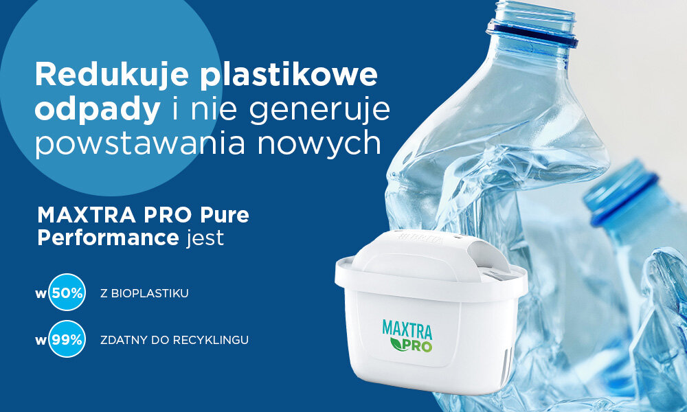 Wkład filtrujący BRITA Maxtra Pro Pure Performance (3 szt.) granatowe tło biały filtr w tle zgniecione plastikowe butelki oszczędność na zakupie wodu butelkowanej ograniczenie zużycia plastikowych jednorazówek w 50% z bioplastiku z odnawialnych, biologicznych źródeł ekologiczny wybór