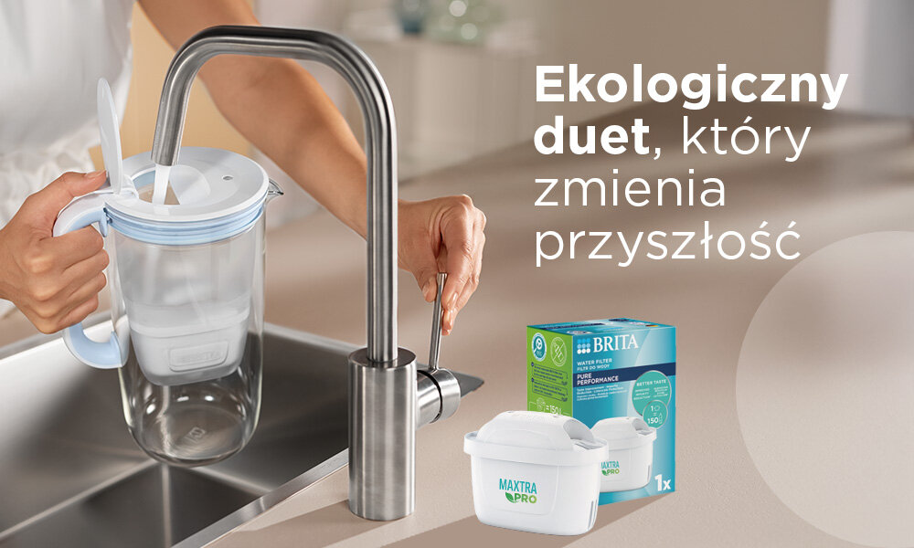 Wkład filtrujący BRITA Maxtra Pro Pure Performance (3 szt.) biały filtr opakowanie jasne tło osoba wlewa wodę do dzbanka filtrującego świadomie oszczędnie proekologicznie zmniejszenie odpadów z plastikowych butelek ogranicza wykorzystanie plastiku w swoich produktach szklany dzbanek BRITA Glass z ekologicznych materiałów Szkło borokrzemowe dla ekologii na co dzień