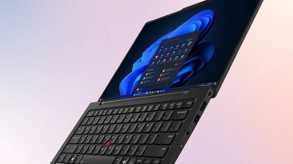 Zamknięty laptop Lenovo ThinkPad prezentuje solidną obudowę, przygotowaną do codziennej pracy mobilnej. - Obudowa smukła i lekka