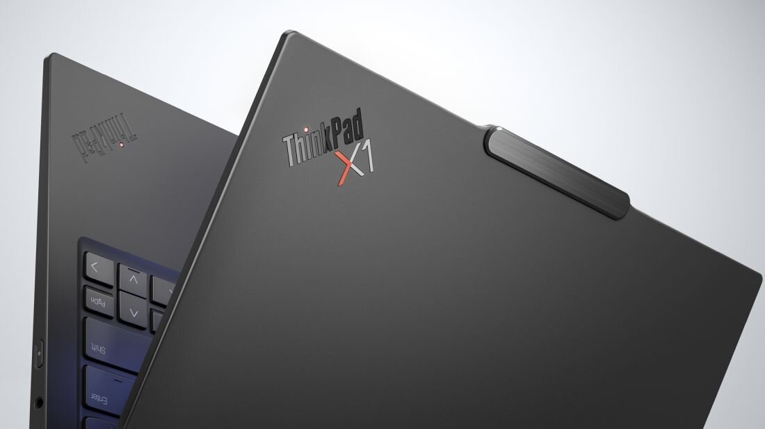 Zbliżenie na pokrywę laptopa Lenovo ThinkPad z włókna węglowego podkreśla lekkość i trwałość w pracy mobilnej. - Obudowa z włókna węglowego