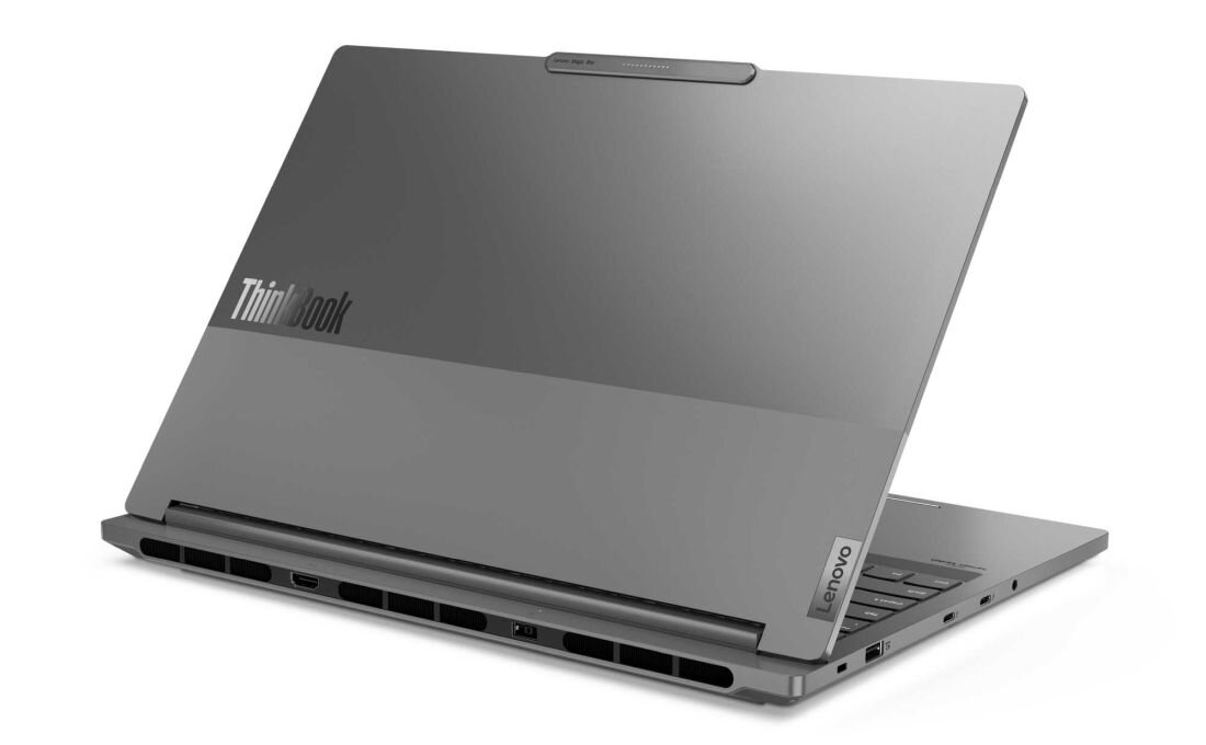 Laptop Lenovo ThinkBook 16p G6 IAX w pozycji otwartej, widok z tyłu pokazujący zaawansowany system chłodzenia z otworami wentylacyjnymi i porty połączeniowe - Zaawansowany system chłodzenia, tryby extreme i performance