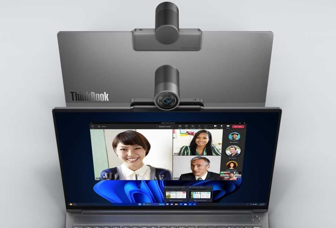 Modułowa kamera Magic Bay podłączona do laptopa Lenovo ThinkBook 16p G6 IAX podczas wideokonferencji z systemem Windows 11 Pro, widok z przodu pokazujący złącze pogo pin - Akcesoria LENOVO Magic Bay, kamera 4K, Magic Bay LTE