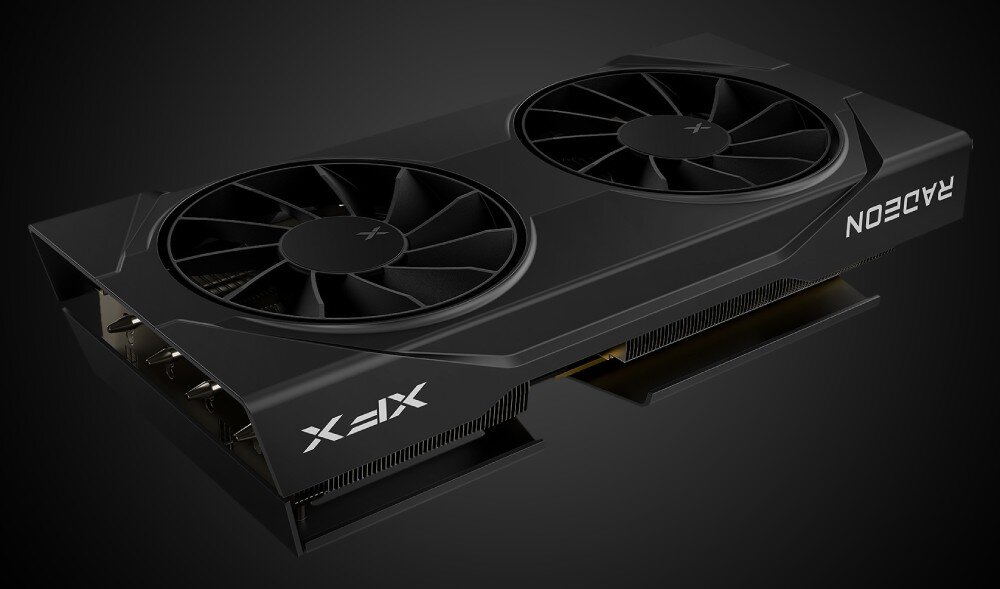 Karta graficzna XFX Swift Radeon RX 9060 XT OC Gaming Edition 16GB Skośny widok karty graficznej z wentylatorami i odsłoniętym układem chłodzenia oraz portami wyjściowymi z lewej strony, wyjścia, porty