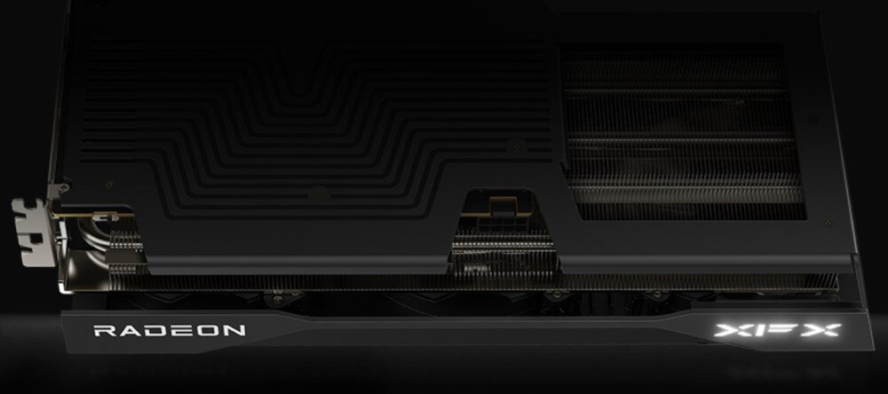 Karta graficzna XFX Swift Radeon RX 9060 XT OC Triple Fan Gaming Edition 16GB Zbliżenie na bok karty graficznej z widocznymi żebrowaniem radiatora, logo 'RADEON' i podświetlanym napisem 'XFX', wygląd, obudowa, styl